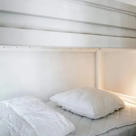 4 Person In Aakirkeby-by Traum *