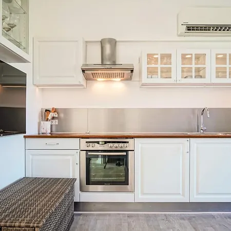 4 Person In Aakirkeby-by Traum Apartament Åkirkeby