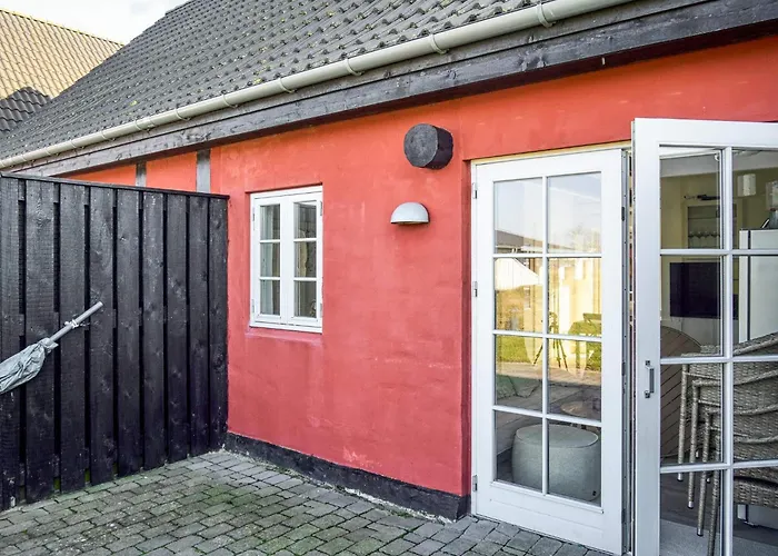 4 Person In Aakirkeby-by Traum