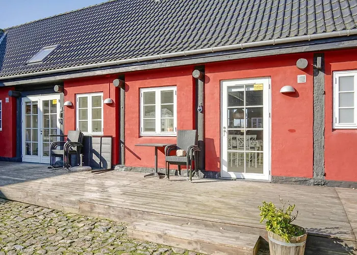 4 Person In Aakirkeby-by Traum * Åkirkeby